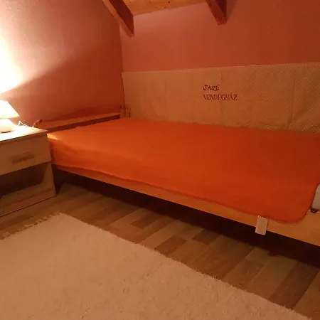 Fruzsi Vendeghaz بيت ضيافة